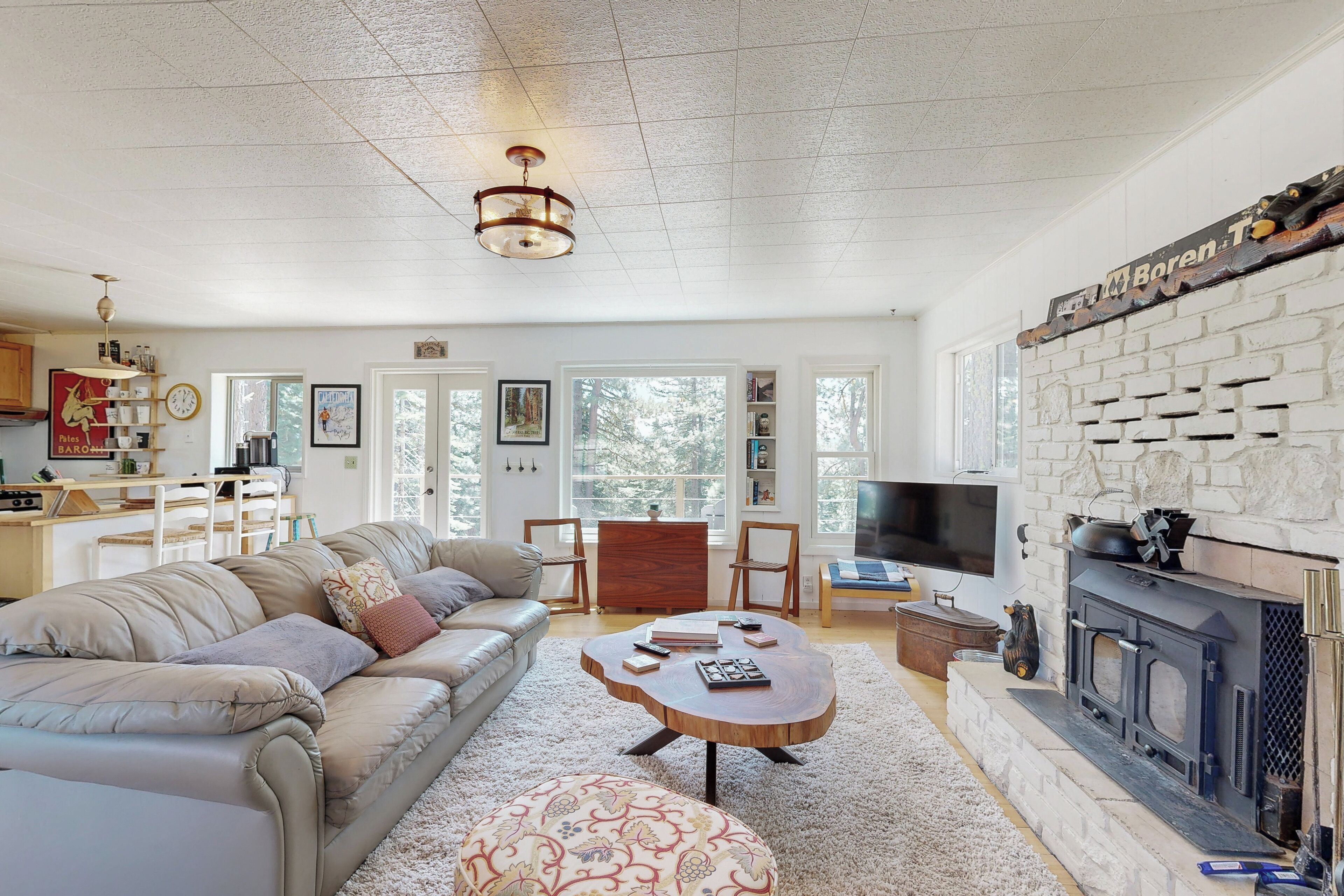 Una televisión, una chimenea