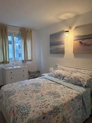 Tabla de planchar con plancha, wifi gratis y ropa de cama 