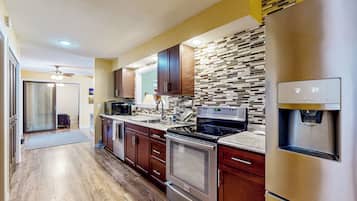 Fridge, microwave, stovetop, dishwasher