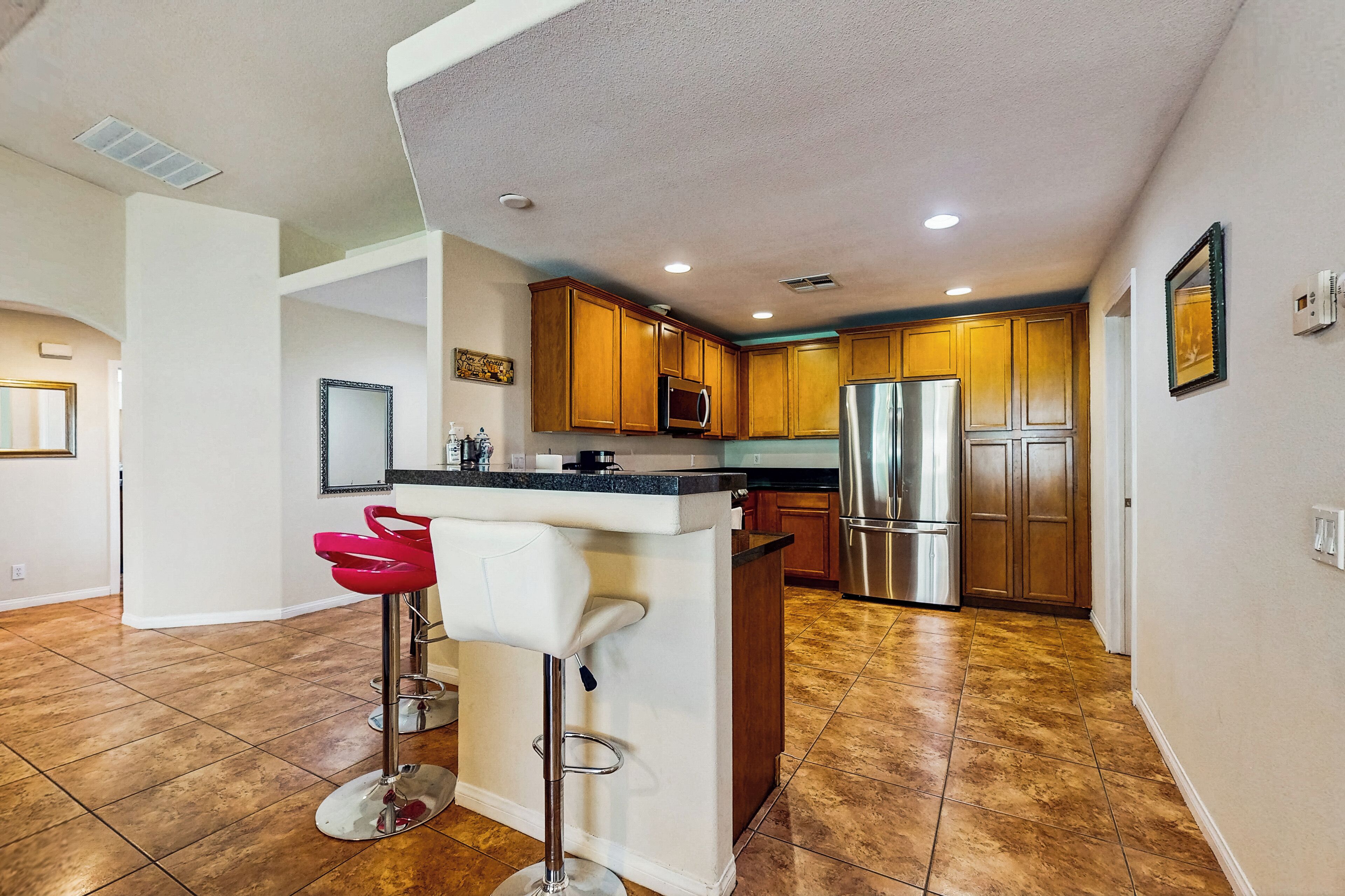 ثلاجة، ميكروويف، موقد طهي مسطح، غسالة أطباق