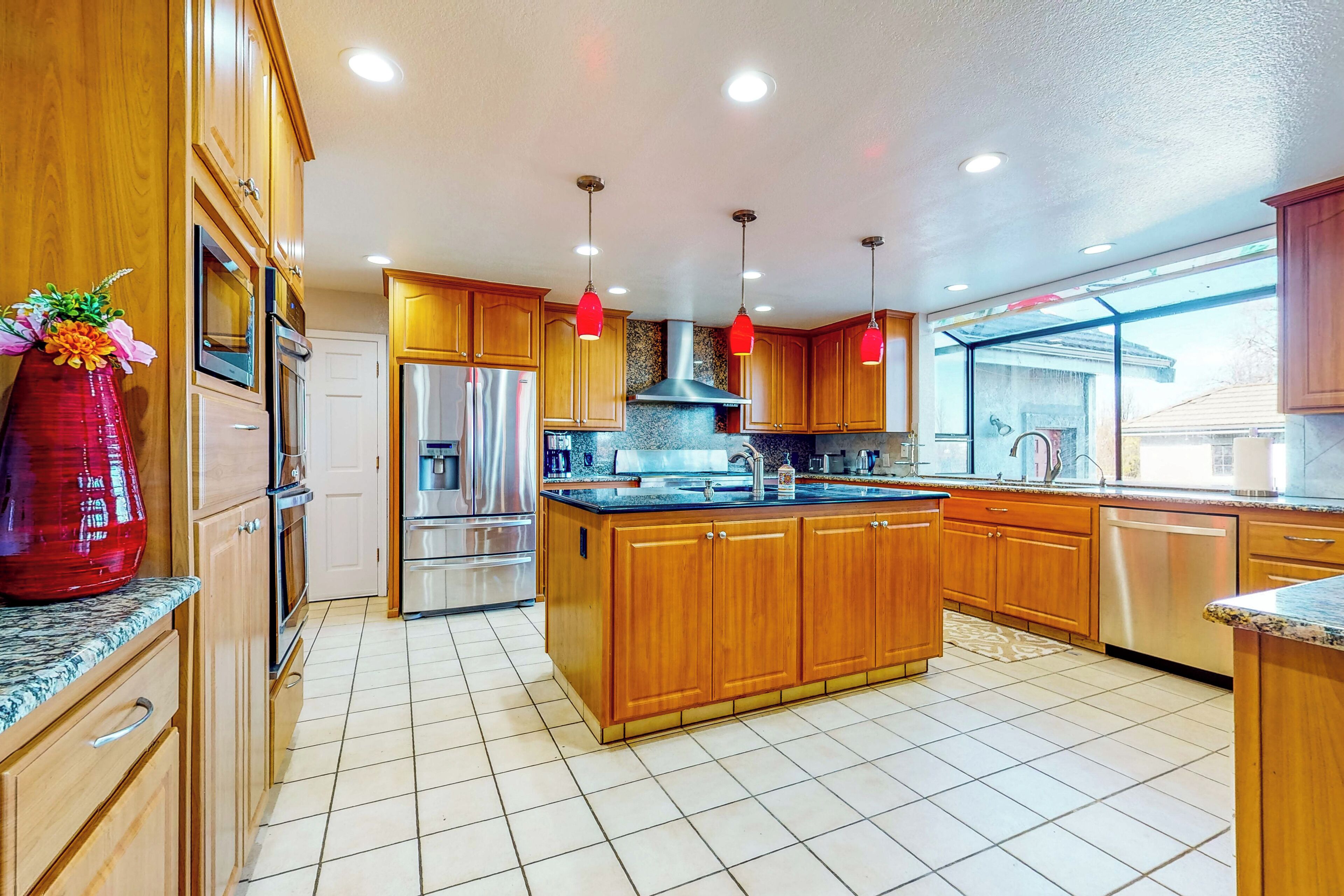 Kühlschrank, Mikrowelle, Herdplatte, Geschirrspüler