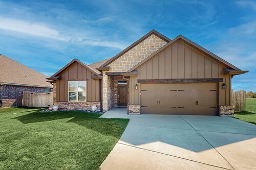 3BR Cozy Home w/ Enclosed Backyard & W/D