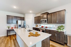 Kühlschrank, Mikrowelle, Herdplatte, Geschirrspüler