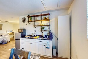 Réfrigérateur, micro-ondes, cafetière/bouilloire, grille-pain