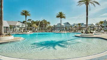 Una piscina al aire libre, una piscina climatizada