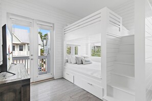 2 bedrooms, iron/ironing board, travel cot, free WiFi - Steps to Big Chill, family-friendly in Watersound, FL + Golf Cart + Resort Pools (Inlet Beach)