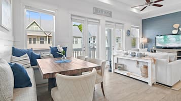 Una Smart TV, un reproductor estéreo