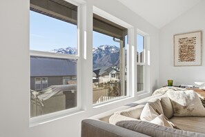Smart TV, fireplace - New Luxury 6BR Mountain Home Minutes from Snowbasin 4,100 Sq Ft w/Mountain Views (Mountain Green)