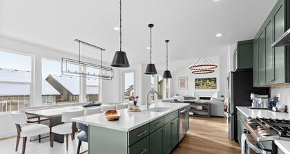 New Luxury 6BR Mountain Home Minutes from Snowbasin 4,100 Sq Ft w/Mountain Views