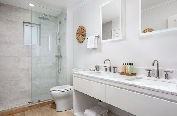 مجففات شعر، مناشف، صابون، ورق حمّام