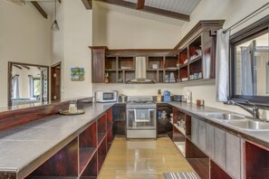 Coffee/tea maker, fridge, microwave, oven - Placencia Lagoon: 2BR Waterfront Rental (Placencia)