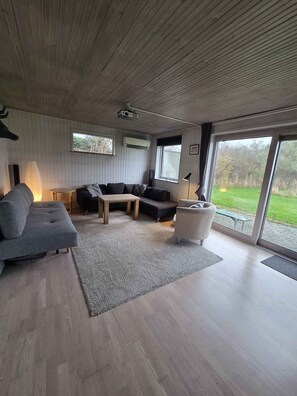 TV - Cozy Summer House with Fjord View (Grevinge)