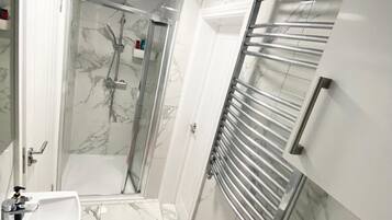 Regadera, secadora de cabello, toallas, jabón