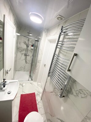 Dusch, hårtork, handdukar och tvål