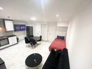 Strykjärn/strykbräda, internet och sängkläder