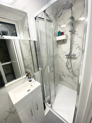 Shower, hair dryer, towels, soap - THE ROYAL BOUTIQUE REGENT LODGE by LONDON , SLEEP 8 (London)
