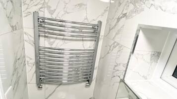 淋浴设施、吹风机、毛巾、肥皂