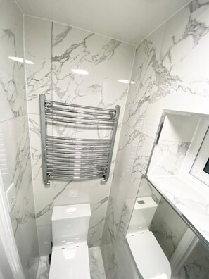 Ducha, secador de pelo, toallas, jabón