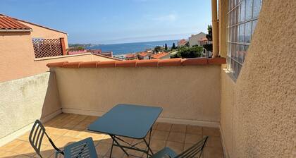 5min walk from the beach, private parking space, furnished for tourism **.