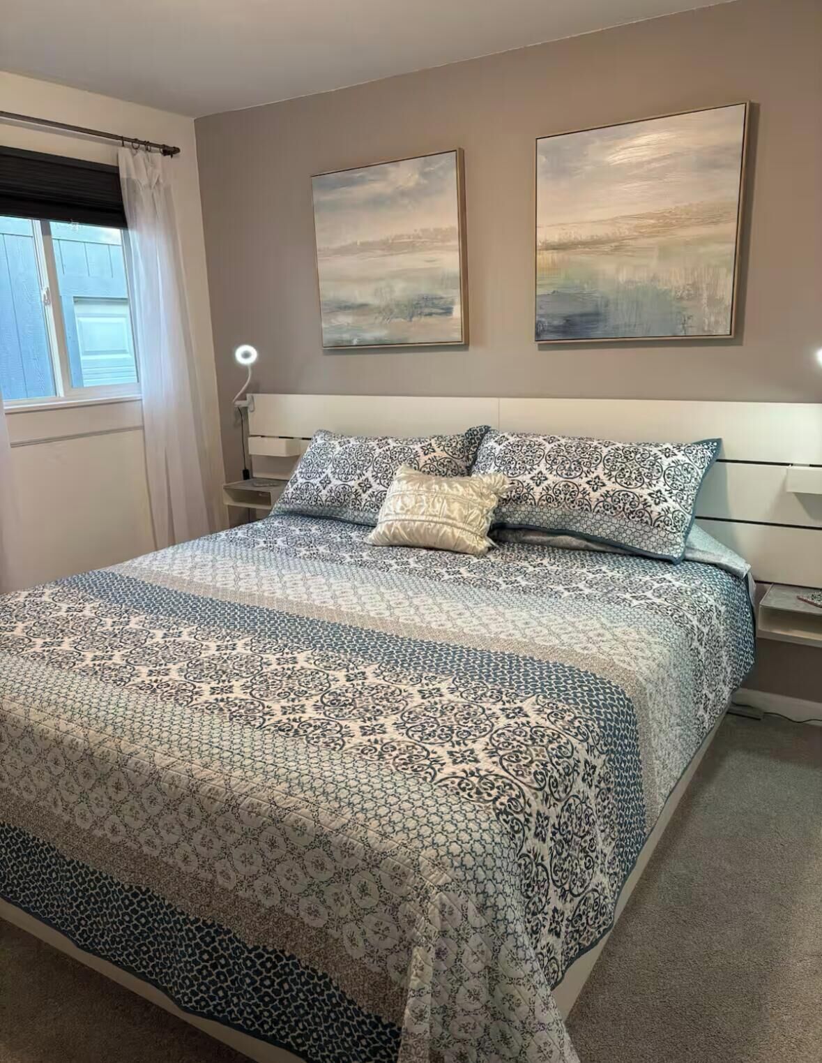 Tabla de planchar con plancha, acceso a internet y ropa de cama 