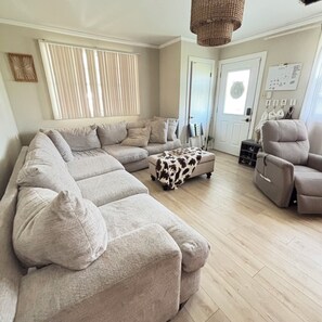 Living area - Southern Charm - 3 BR pet friendly home on the Mardi Gras parade route. (Houma)