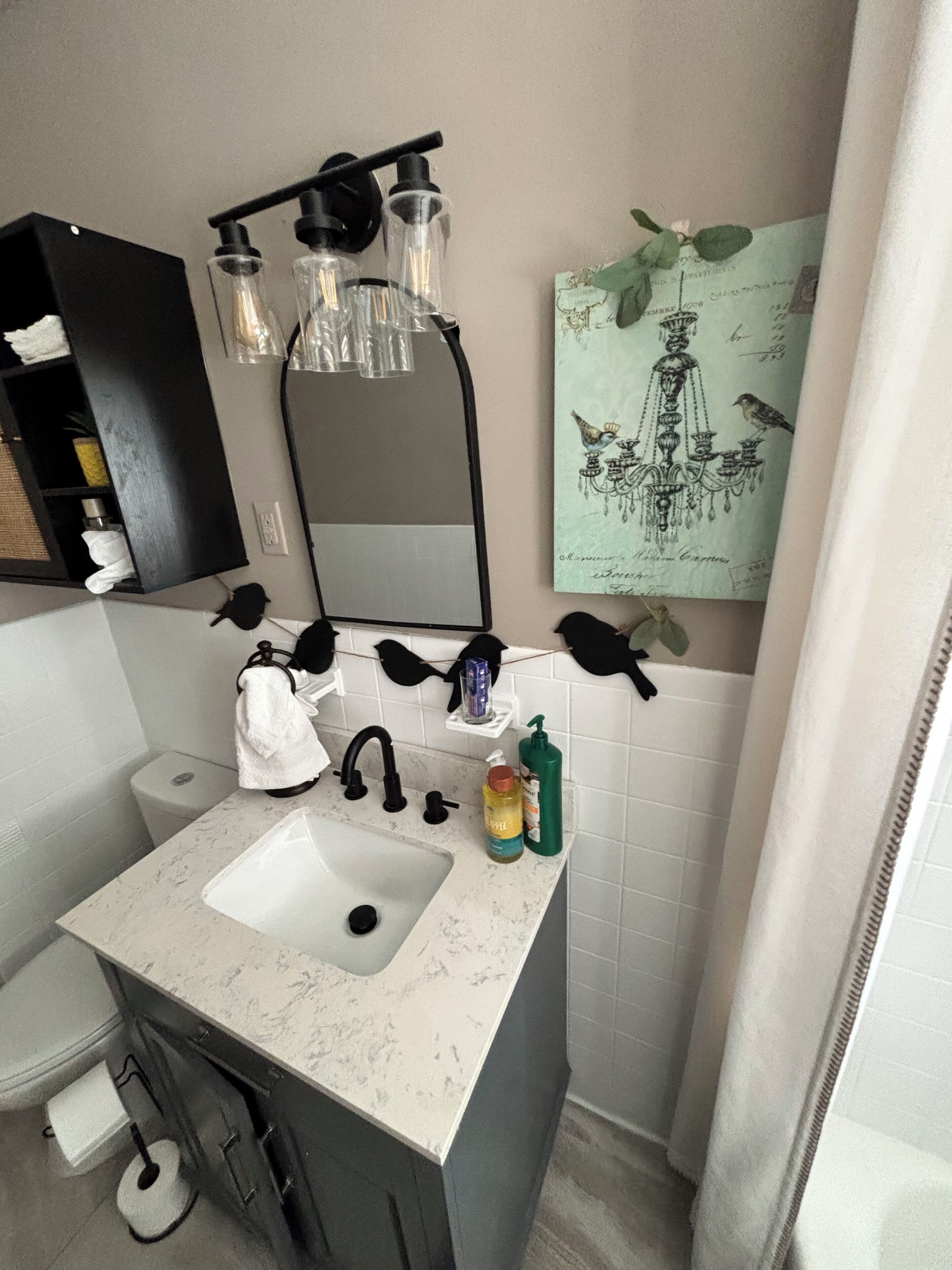 Een douche, een haardroger, handdoeken, zeep