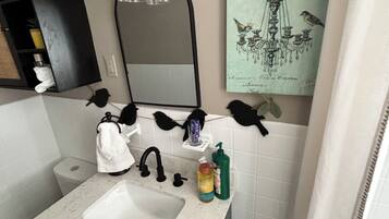 Een douche, een haardroger, handdoeken, zeep