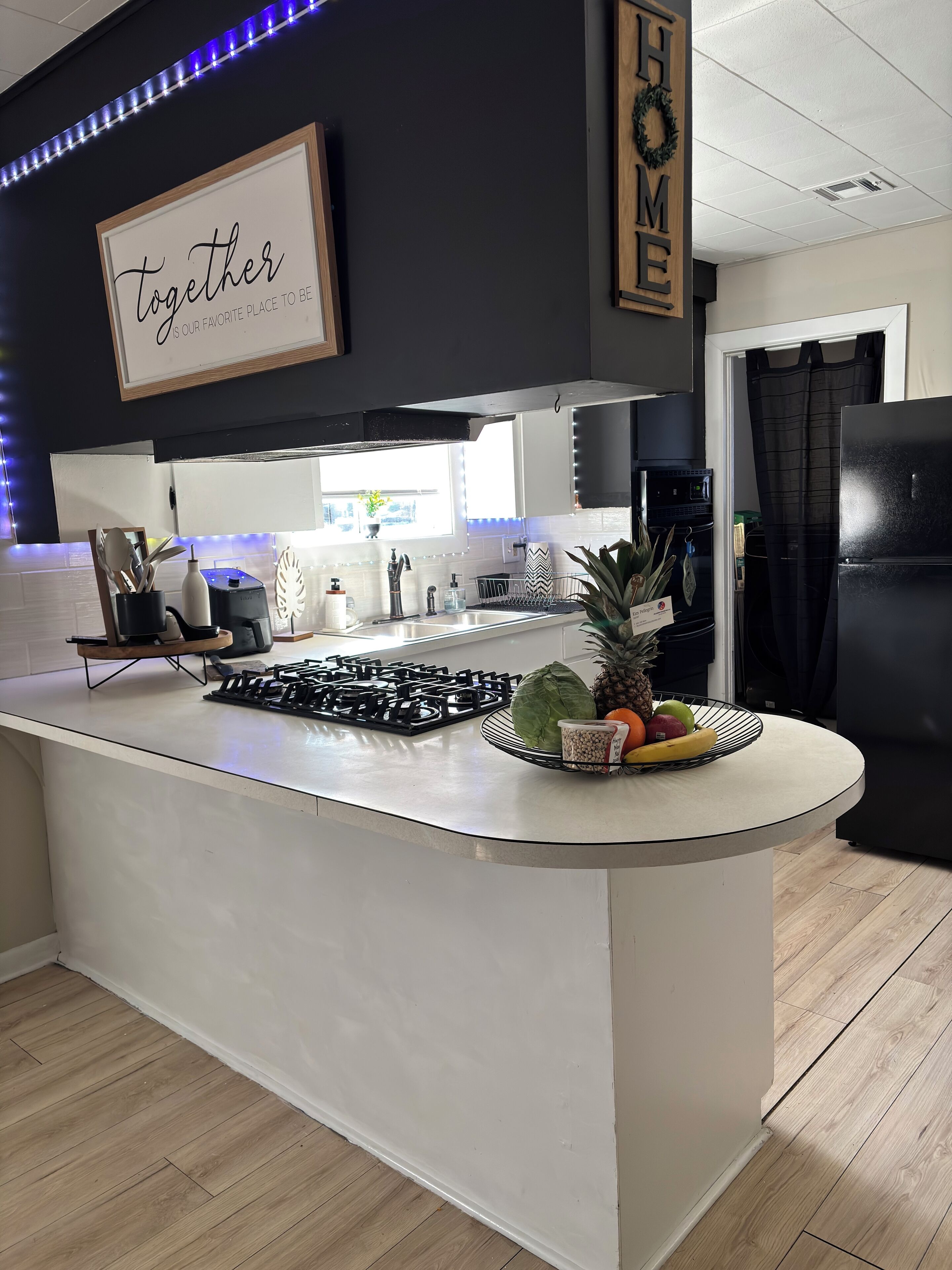 冷蔵庫、電子レンジ、オーブン、コンロ