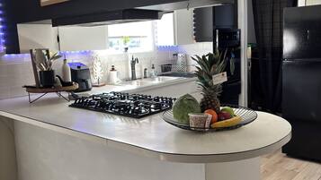 Refrigerador, microondas, horno y parrilla de estufa