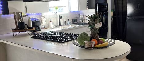 Kjøleskap, mikrobølgeovn, ovn og kokeplater