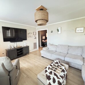 Living area - Southern Charm - 3 BR pet friendly home on the Mardi Gras parade route. (Houma)