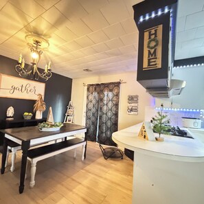 Dining - Southern Charm - 3 BR pet friendly home on the Mardi Gras parade route. (Houma)