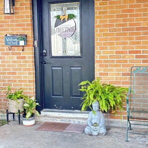 Exterior detail - Southern Charm - 3 BR pet friendly home on the Mardi Gras parade route. (Houma)