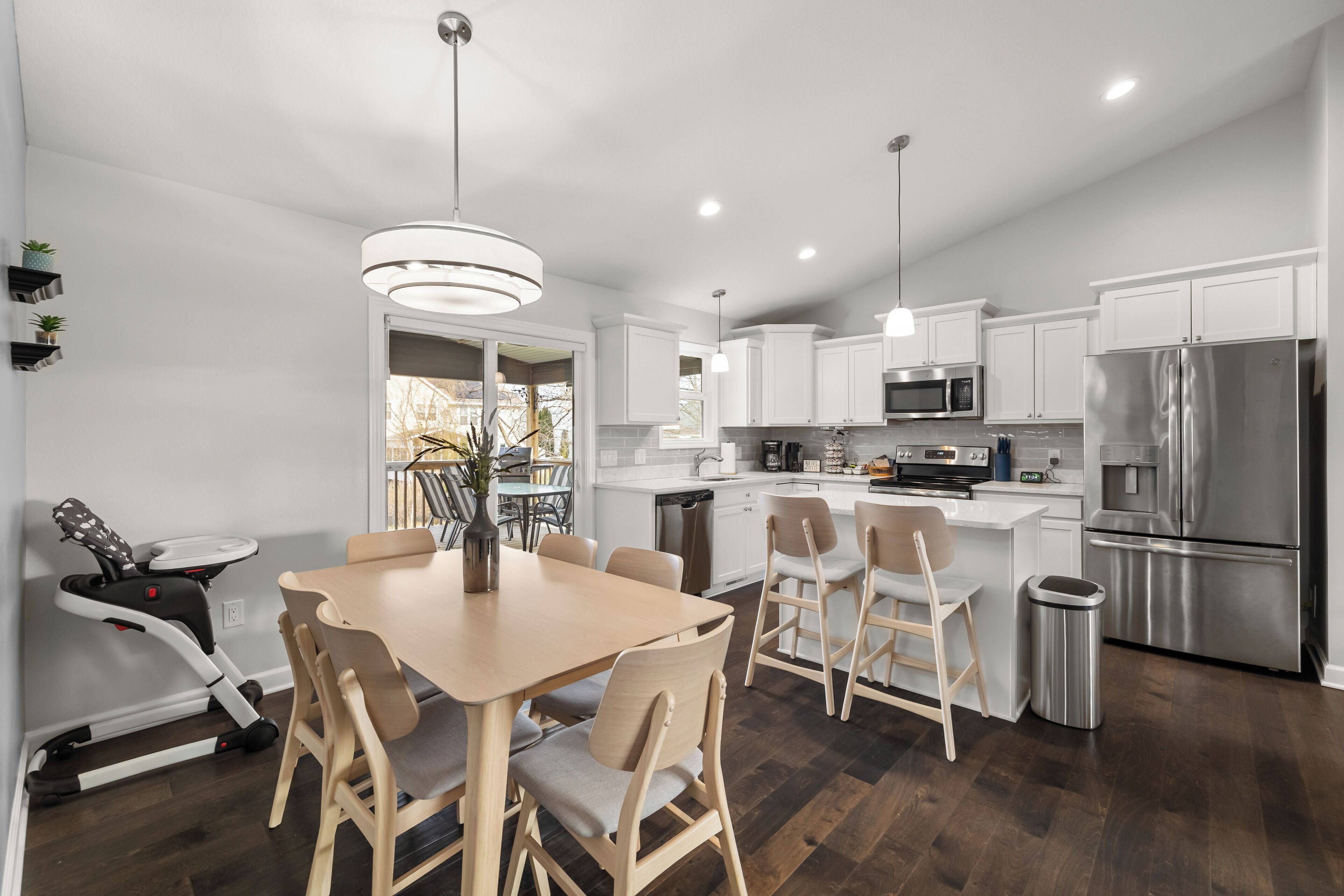 Réfrigérateur, micro-ondes, four, plaque de cuisson