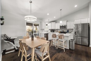 Jääkaappi, mikroaaltouuni, uuni, liesi