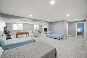 Silitysrauta/-lauta, vauvan matkasänky, Wi-Fi, vuodevaatteet