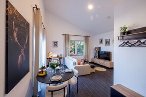 Smart TV, books - Modern city apartment Juna with balcony, kitchen & top furnishings in Lübbecke (Lübbecke)
