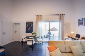 Smart TV, books - Modern city apartment Juna with balcony, kitchen & top furnishings in Lübbecke (Lübbecke)