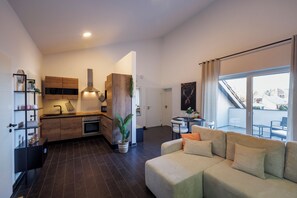 Smart TV, books - Modern city apartment Juna with balcony, kitchen & top furnishings in Lübbecke (Lübbecke)