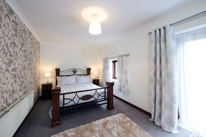 Lit parapluie, accès Internet, draps fournis