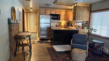 Mikrobølgeovn, ovn, kokeplater og oppvaskmaskin