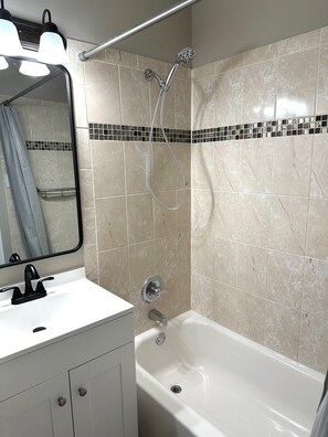 Hair dryer, towels, soap, toilet paper - Beautiful 3 BRs 2 Baths 15 min to DC (Falls Church)