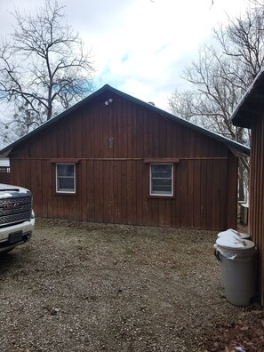 Property grounds - Merrymaker Cabin Riverfront with hot tub and Wi-Fi sleeps 8 (Derby)