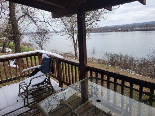 Merrymaker Cabin Riverfront with hot tub and Wi-Fi sleeps 8
