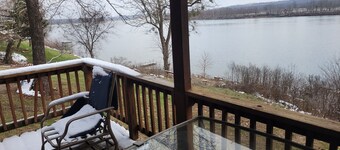 Merrymaker Cabin Riverfront with hot tub and Wi-Fi sleeps 8