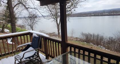 Merrymaker Cabin Riverfront with hot tub and Wi-Fi sleeps 8