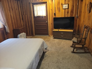 3 bedrooms, WiFi, bed sheets - Merrymaker Cabin Riverfront with hot tub and Wi-Fi sleeps 8 (Derby)