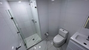 A modern bathroom with a glass-enclosed shower, a toilet, and a sink. - Sea view and historical center (with swimming pool and in front of the beach in Marbella) (Cartagena de Indias)