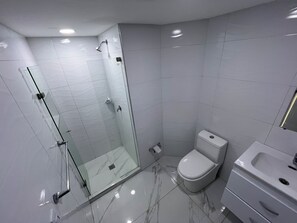 Serviettes fournies, savon, papier toilette