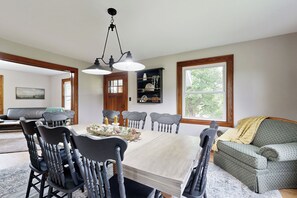 Dining - Bring Your Pup! Historic Family Home in Darlington (Darlington)